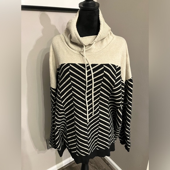 Liz Claiborne Sweaters - Liz Claiborne xxl sweater in cream and black with funnel neck